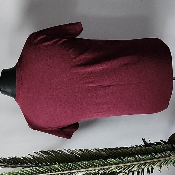 American Eagle maroontee with blue and black graphics - Picture 2 of 15